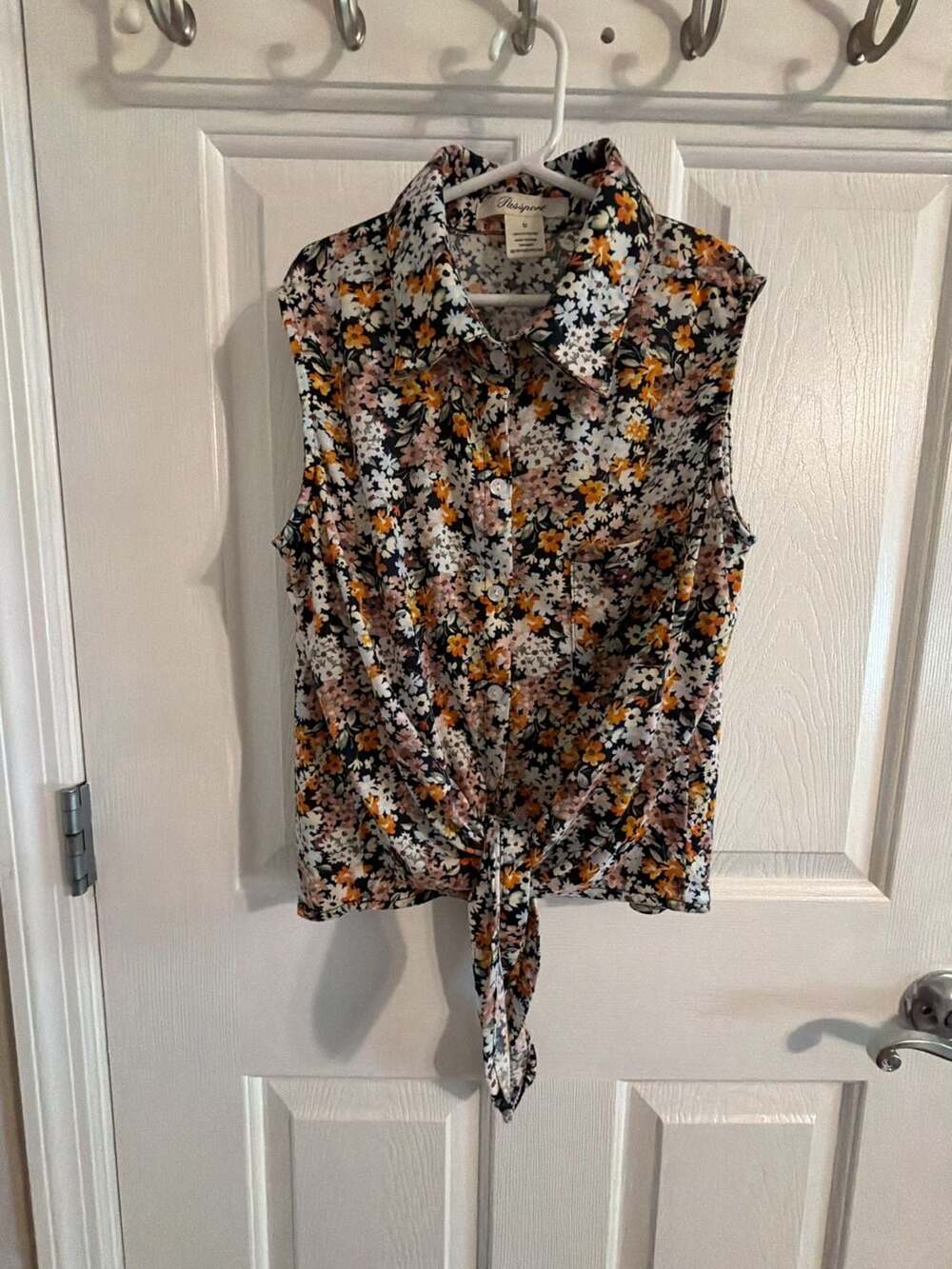 Passport Womens Floral Sleeveless Button-Front Tie-Front Blouse.
